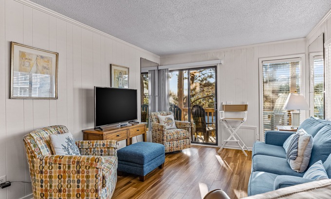 Ocean Isle Beach Condo | Ocean-view condo in beachfront complex with balcony & outdoor pool