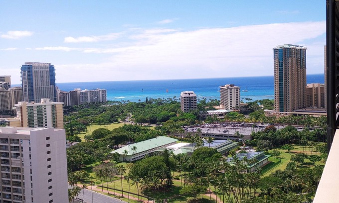 Waikiki Condo | Ocean view Cozy studio condo with gym, AC and kitchenette in Waikiki