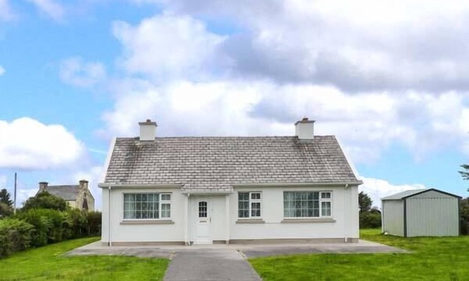 Ballinskelligs Cottage | OCEAN VIEW, family friendly in Ballinskelligs, County Kerry