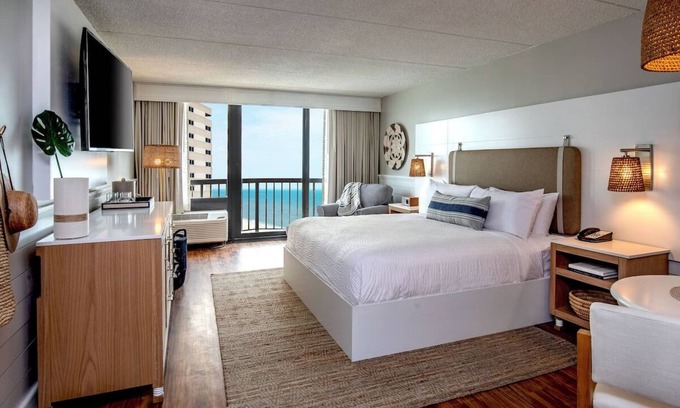 North Ocean City Hotel | Ocean View King, Ashore Resort, Relaxing Beachfront, Oceanfront Dining