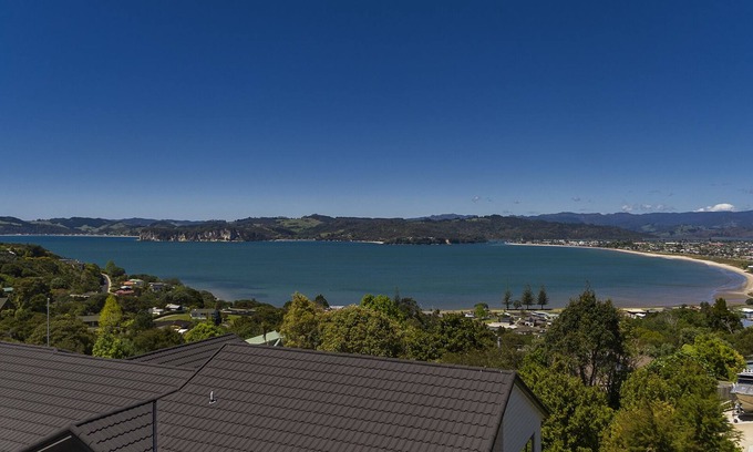 Whitianga Apartment | Ocean View-Modern 1 bedroom apartment with stunning ocean views Wifi/Sky/Netflix