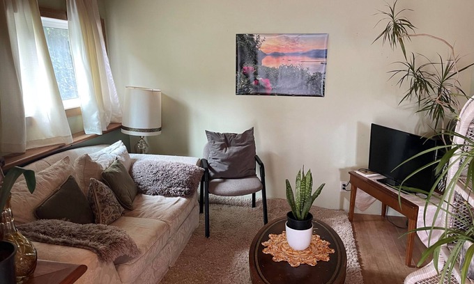 Lund Apartment | Ocean View OysterSuite at OysterBeds.ca and The Laughing Oyster Restaurant