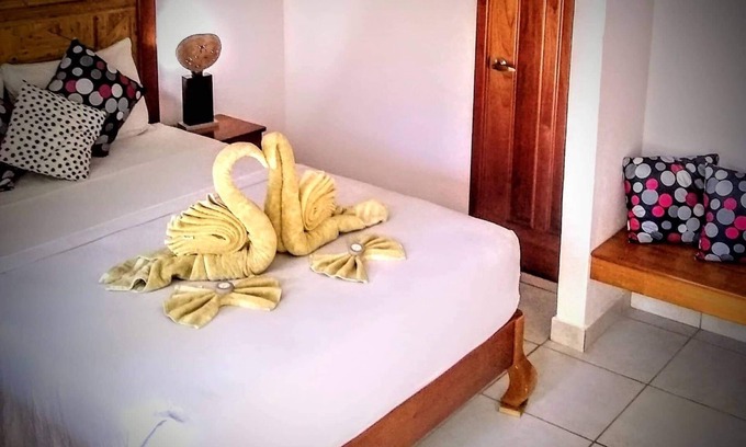 Isla Solarte Bed & Breakfast | Ocean view queen suit with private bathroom