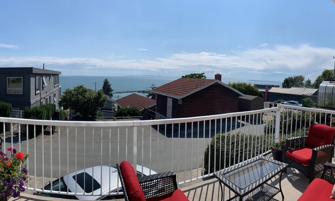 White Rock Apartment | Ocean view quiet modern and cozy. Close to the beach.