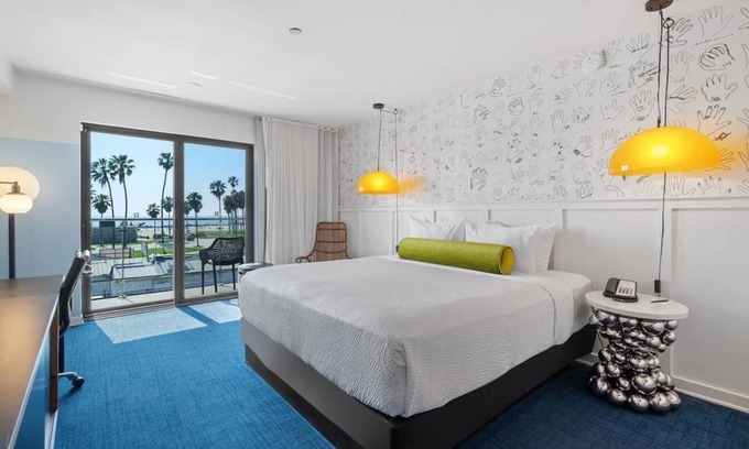 Venice Hotel | Ocean View Room in Venice Beach | Balcony | Free Breakfast | Rooftop Lounge