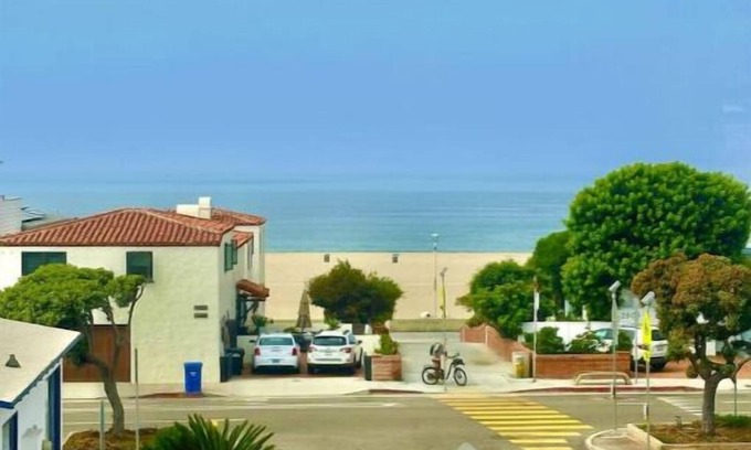 Hermosa Beach Apartment | Ocean View, Steps to the Beach!
