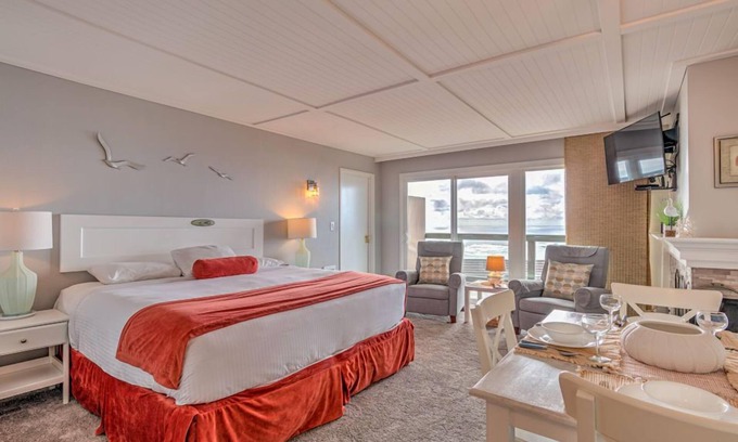 Otter Rock Apartment | Ocean View Studio with Full Kitchen and King Bed