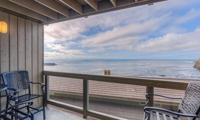 Otter Rock Apartment | Ocean-View Suite w/2 Queen Beds & Kitchenette