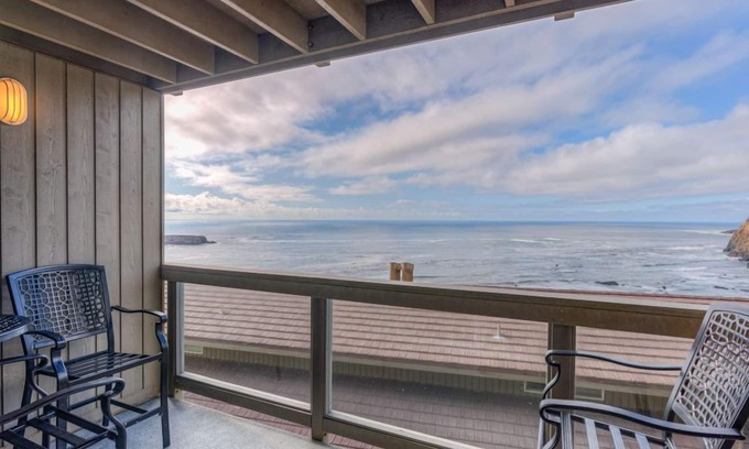 Otter Rock Apartment | Ocean-View Suite w/2 Queen Beds & Kitchenette