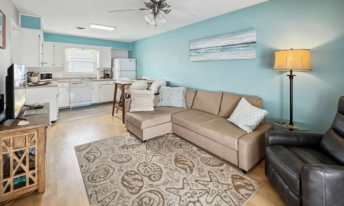 Ocean Isle Beach Apartment | Ocean View with Pool and Sundeck
