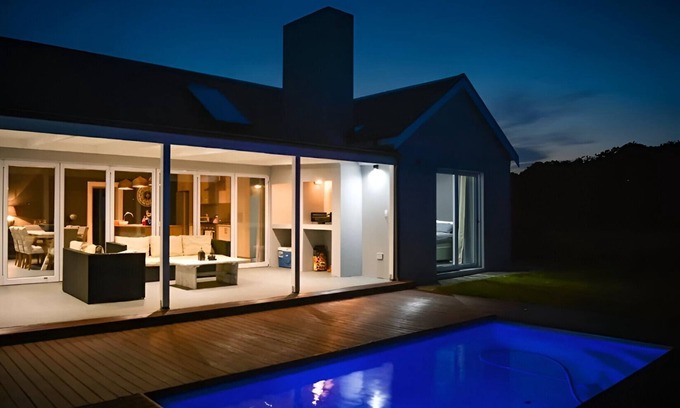 Knysna Villa | Ocean View - wonderful 5 Bedroom house with solar inverter & pool.n