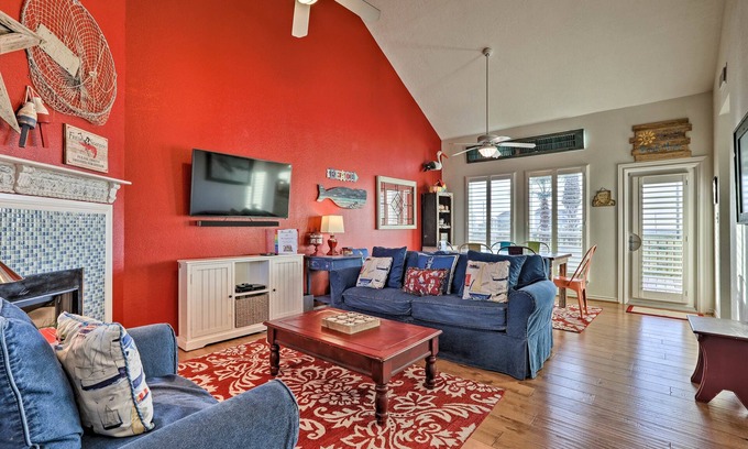 Isla Del Sol House | Ocean Views & 2 Decks: Beach House in Galveston