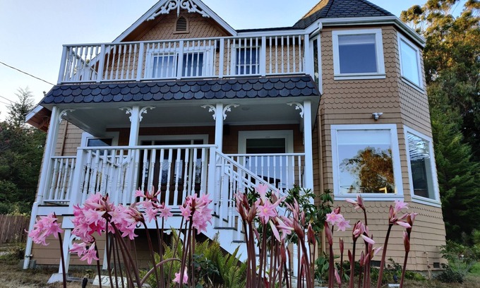 Little River House | OCEAN VIEWS - Gourmet Kitchen - BEACH ACCESS - Short Walk - Sleeps 4