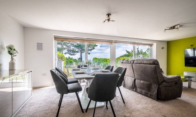 Dawlish Apartment | Ocean views, peace and quiet in this homely flat