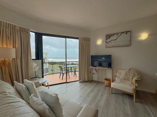 Alexandra Headland Apartment | Ocean Views - Top floor