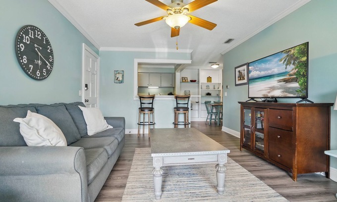 Demere Park Condo | Ocean Walk H-16 : New Appliances : Walk to Pier Village