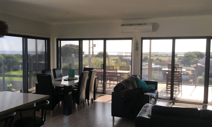 Blackfellows Caves House | Oceanbreeze-Seaside getaway
