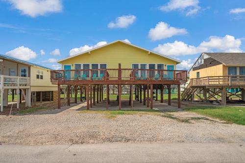 Surfside Beach House | Oceanfront 2BR Cottage w Sunsets Views Comfy and Pet and Family Friendly