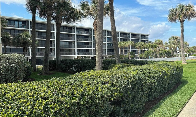 Central Beach Condo | Oceanfront, 4th fl, 2 BR condo in Vero Beach across from beach and boardwalk