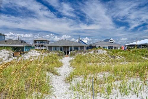 Topsail Beach House | Oceanfront Beach House - Two Kitchens - Pets Allowed