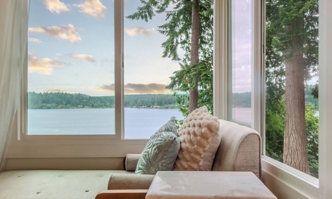 Rollingbay Cottage | Oceanfront boho cottage in Bremerton
