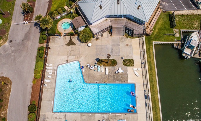 Topsail Beach Condo | Oceanfront Condo Queen’s Grant - WiFi, Pool, Boat Ramp & Dock