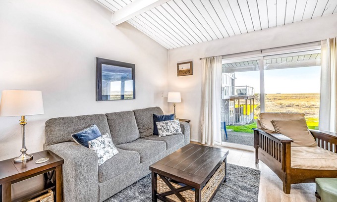 Gearhart Condo | Oceanfront condo - walk to beach & Gearhart Golf Links
