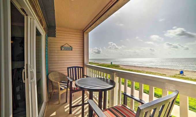 North Beach Condo | Oceanfront Corpus Christi Escape w/Community Pool