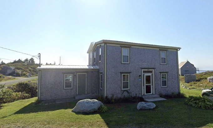 Indian Harbour Cottage | Oceanfront Cottage - 1 minute from Peggy's Cove