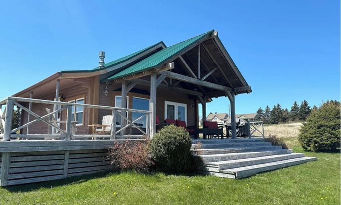 North Rustico Cottage | Oceanfront Cottage | Pet-Friendly | Direct Beach Access | North Rustico Bay!
