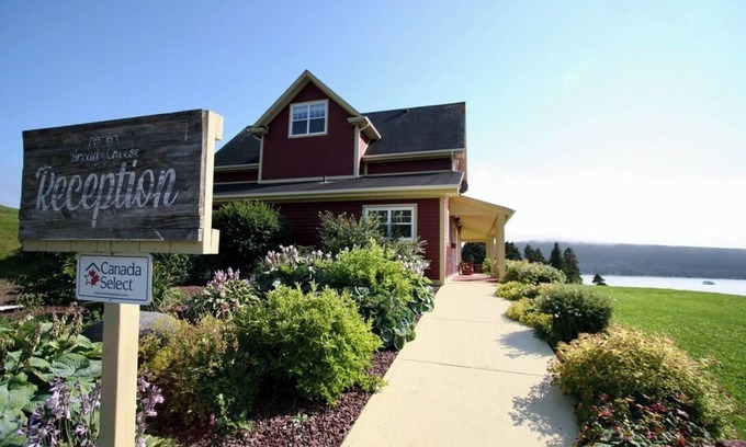 Bay Bulls Cottage | Oceanfront Cottage in quiet Newfoundland town 30 minutes from St Jonh's.
