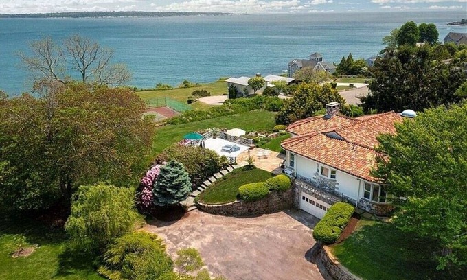 Narragansett House | Oceanfront Estate with grand views of beach/ocean for weekly or seasonal rental