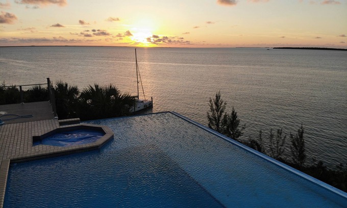Green Turtle Cay House | Oceanfront Estate with Infinity Pool