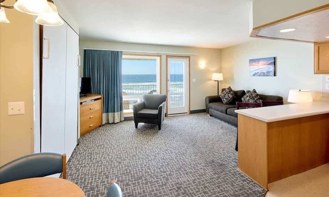 Logsden Condo | Oceanfront Family Suite With Full Kitchen, Beach Access, Pool & Hot Tub