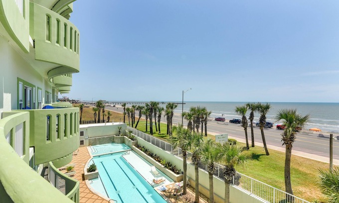 Galveston Condo | Oceanfront Galveston Condo in Amazing Location!