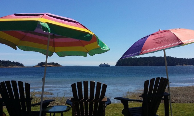 Departure Bay Apartment | Oceanfront Gorgeous 2br Getaway in Departure Bay - 3 Steps to the Beach!
