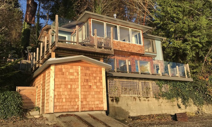 Bamberton House | Oceanfront Hideaway Retreat - 40 min from Victoria