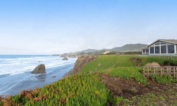 Fort Bragg House | Oceanfront Home on the Bluffs w/Hot Tub, Sunroom & Private Beach Access