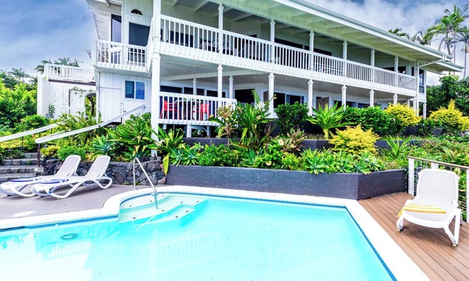 Hilo Bed & Breakfast | Oceanfront in Hilo Hale Kai Suites Bamboo Room - King Bed, Private Bathroom