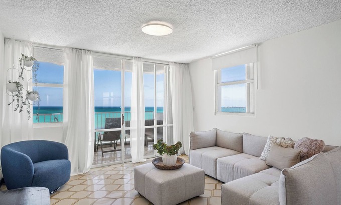 Isla Verde Apartment | Oceanfront | Isla Verde Beach Balcony Gaze | Featuring Pool & Parking | Tennis Facilities
