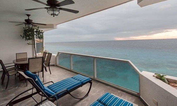 Zona Hotelera Norte Condo | Oceanfront Living, Gorgeous Sunsets, Close to Town