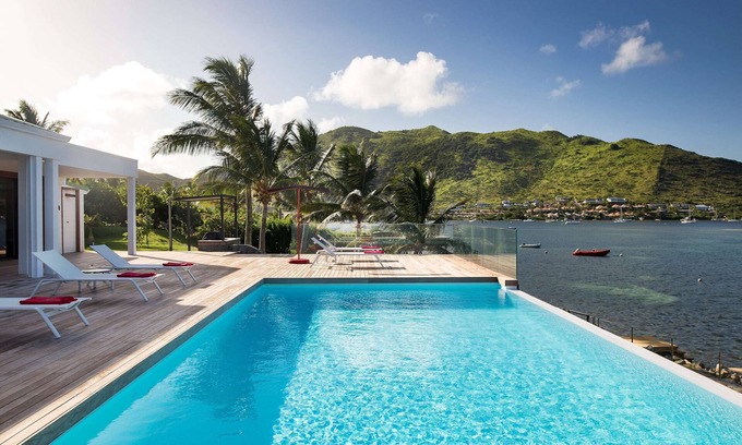 Cul de Sac Villa | Oceanfront modern villa with view of Pinel island