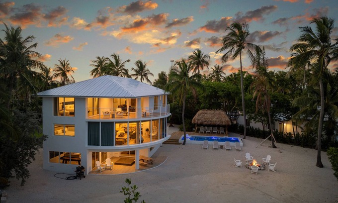 Florida Keys House | Oceanfront Oasis/Pool Kayaks Rooftop Terrace sleeps 12,