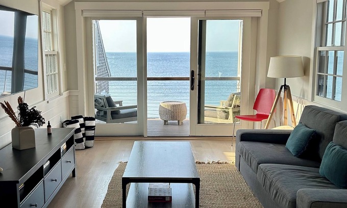 Rockport Apartment | Oceanfront penthouse 2 bed 2 bath situated on beach and downtown