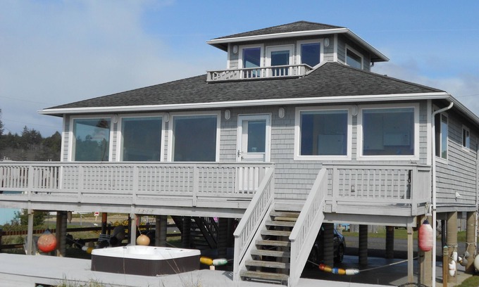 Moclips House | OCEANFRONT, PRIVATE BEACH ACCESS, MOCLIPS EAGLE'S NEST. HOT TUB, AMAZING VIEWS!