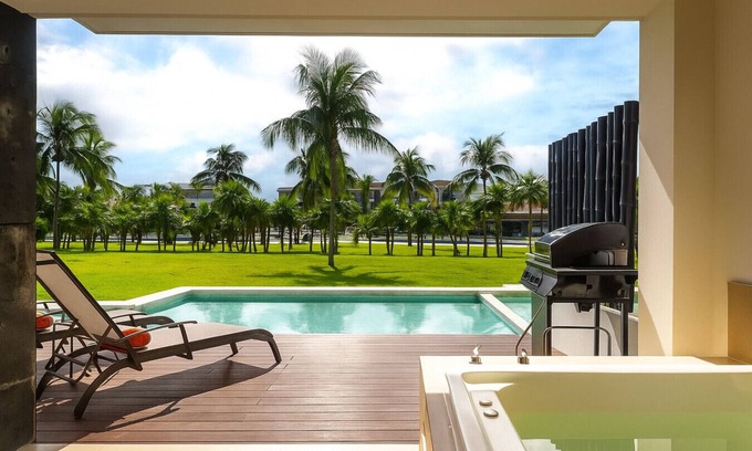Luis Donaldo Colosio Apartment | Oceanfront resort, walkout pool, Mareazul. La Casa Bonita
