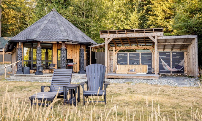Shirley Cottage | Oceanfront, sauna, soaker tub, outdoor shower, private, fireplace, BBQ, adults.
