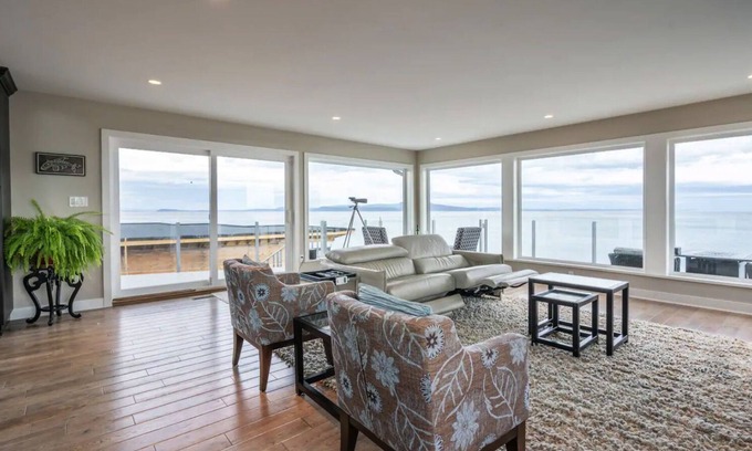 Saanich East House | Oceanfront/Self Check-in/Out/Wifi/Views/High Cleaning Standards/Luxury Getaway