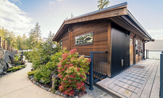 Port Renfrew Cabin | Oceanfront Sleep 7 with amazing views in Port Renfrew