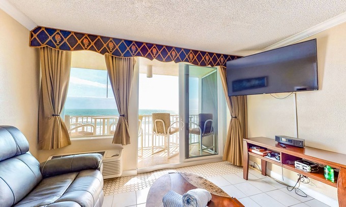 Lenox Park Condo | Oceanfront, Snowbird-Friendly Condo with Shared Pool and Hot Tub plus Central AC